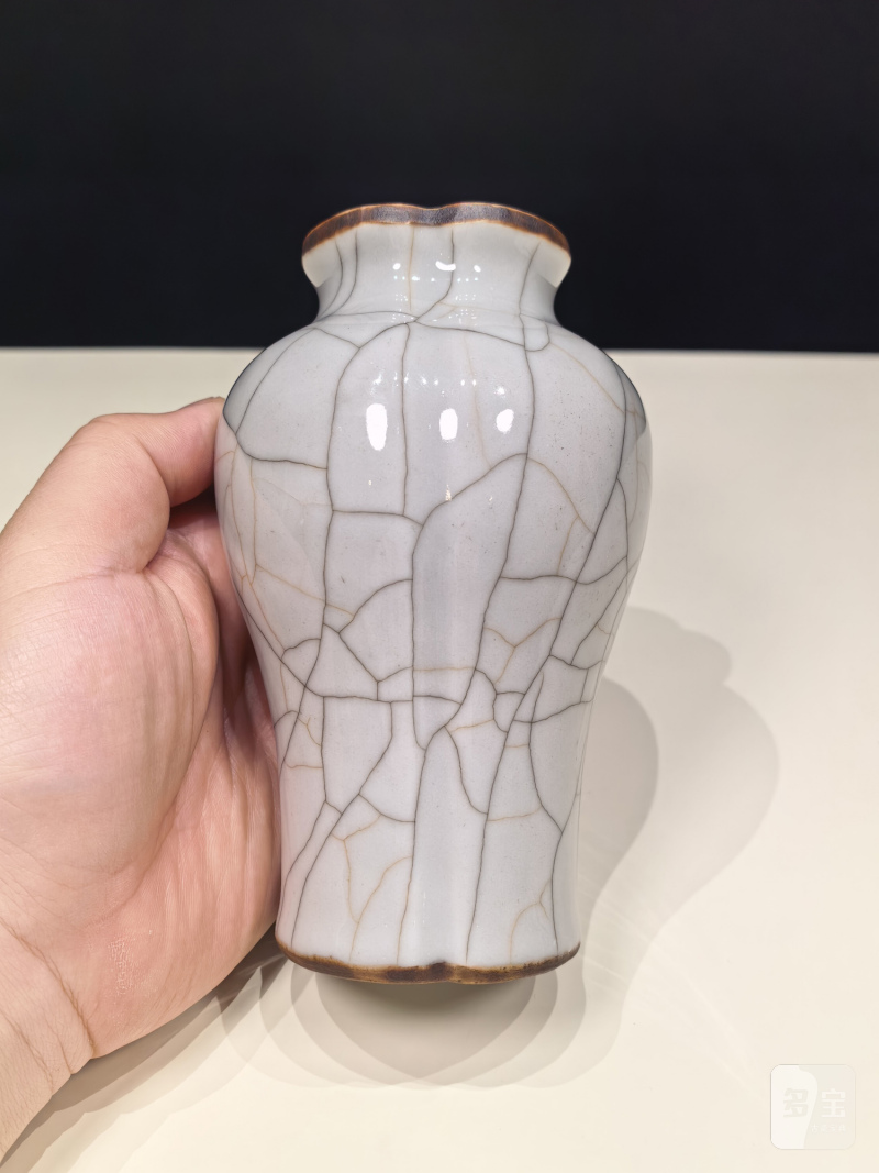 清雍正 仿哥釉花口瓶 - 图7